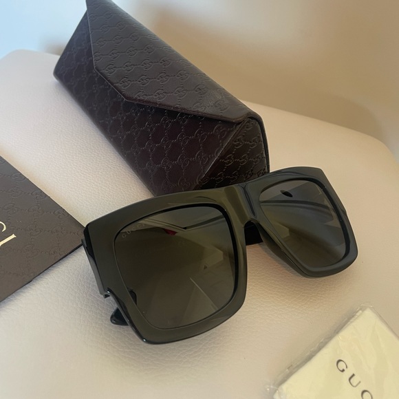 Black Gucci Logo Sunglasses - Picture 7 of 13
